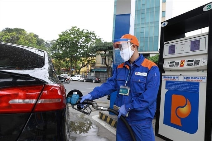 Giá xăng E5 RON 92 giảm 370 đồng/lít, dầu DO tăng 1.430 đồng/lít từ 15h chiều ngày 5/9