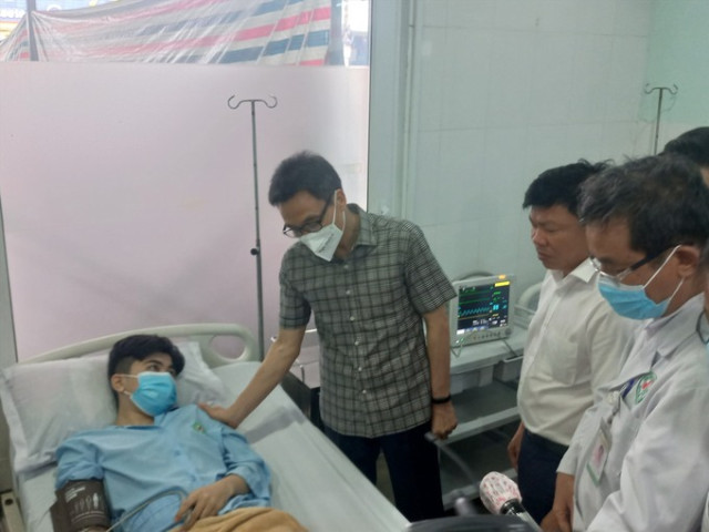Phó Thủ tướng Vũ Đức Đam đến bệnh viện thăm hỏi nạn nhân trong vụ cháy quán karaoke ở Bình Dương
