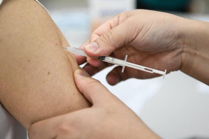 Vaccine vẫn là biện pháp quan trọng trong phòng, chống dịch COVID-19