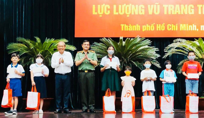 TP. HCM trao tặng 100 học bổng cho con cán bộ, chiến sĩ lực lượng vũ trang