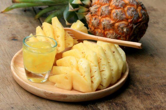 Lý do nên ngâm dứa trong nước muối trước khi ăn?
