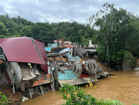 Hà Giang: Mưa lũ làm sập 12 nhà dân, 2 người bị thương
