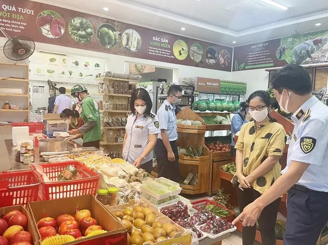 Hà Nội xử lý 16 vụ vi phạm, xử phạt 50 triệu đồng, tạm giữ 1,2 tấn trái cây các loại trong 4 ngày