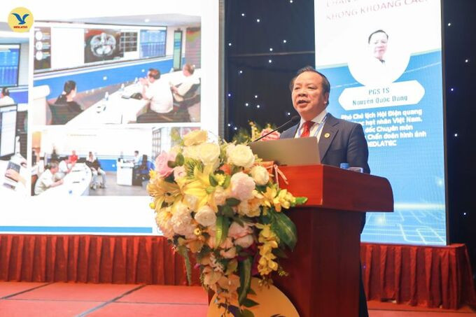 Đại biểu tham dự “trầm trồ” trước màn trình diễn chẩn đoán hình ảnh công nghệ cao trong khuôn khổ Hội nghị khoa học tại Ninh Bình
