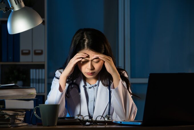 Tác hại của việc thức khuya đối với làn da