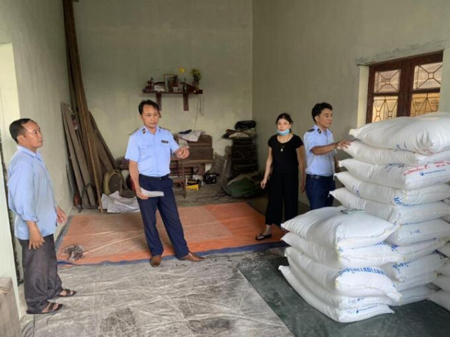 Nghệ An phát hiện 1 hộ kinh doanh bày bán 800 kg đường nhập lậu