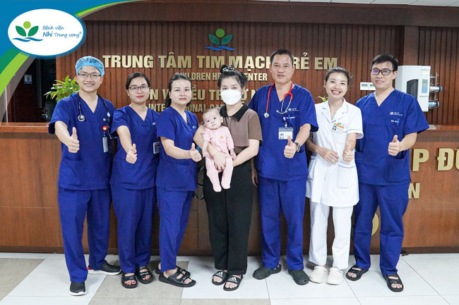 Việt Nam phẫu thuật thành công cho bé gái 8 tháng tuổi người Lào mắc bệnh tim bẩm sinh, hẹp khí quản