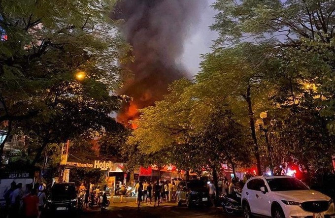 Hà Nội: Xảy ra cháy lớn tại một cửa hàng trên khu vực Nhân Hòa, quận Thanh Xuân