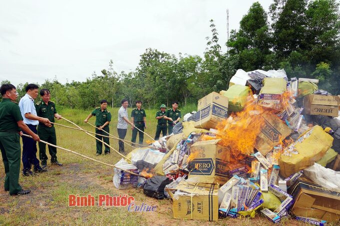 Bình Phước tiến hành tiêu hủy hơn 100.000 bao thuốc lá nhập lậu