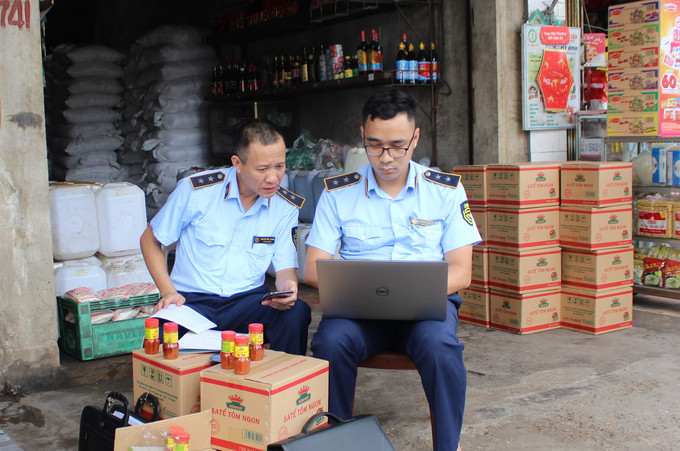 Thái Nguyên phát hiện và thu giữ 3.400 lọ sa tế tôm giả mạo nhãn hiệu "Thuận Phát"