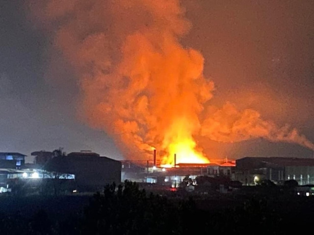 Bắc Ninh: Một đám cháy lớn xảy ra tại xưởng sản xuất giấy thuộc Cụm công nghiệp Phong Kê 2
