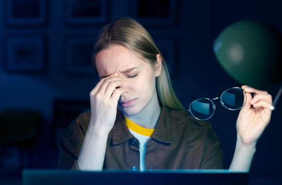 Cách hạn chế để mắt tiếp xúc với ánh sáng xanh