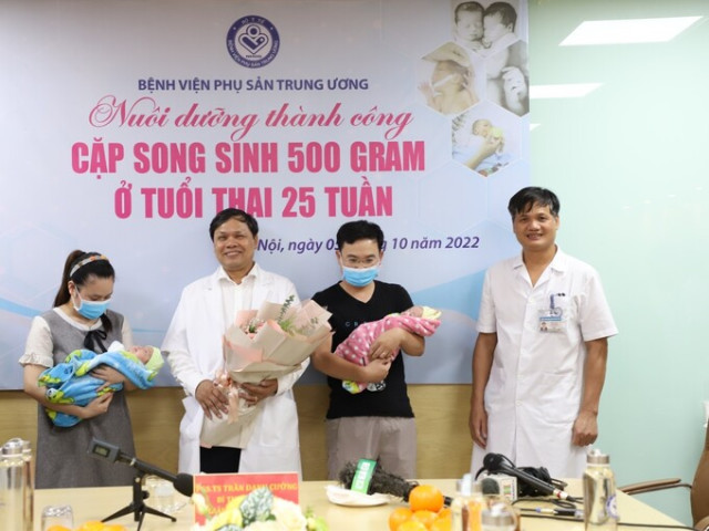 Cứu sống thành công cặp song sinh nặng 500gram chào đời ở tuần thai 25