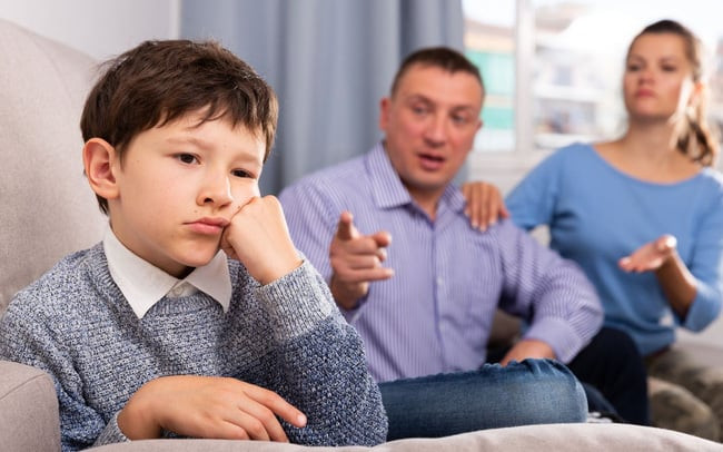 Việc nuôi dạy con quá nghiêm khắc hoặc khắc nghiệt có thể làm tăng nguy cơ mắc bệnh trầm cảm