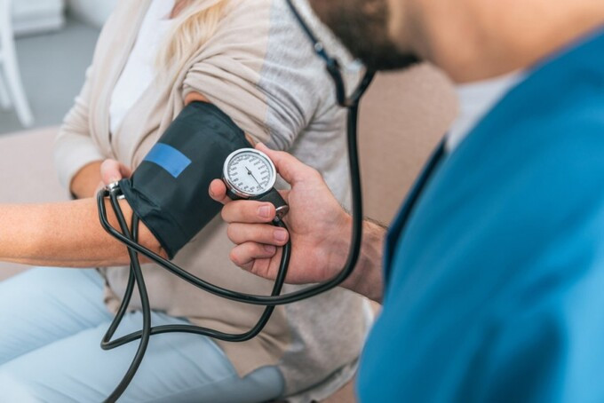 Vì sao cần phải đo huyết áp ở cả hai cánh tay?