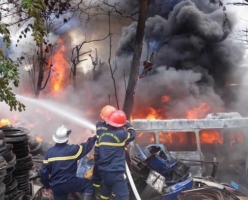 Hà Nội xảy ra vụ cháy nhà kho, xưởng sản xuất tại Hà Đông