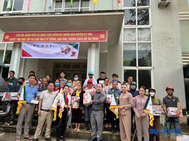 Hội Giáo dục chăm sóc sức khoẻ cộng đồng Việt Nam trao quà hỗ trợ bà con vùng lũ huyện Kỳ Sơn, Nghệ An