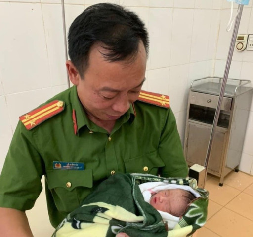 Sơn La: Trưởng công an xã giúp sản phụ vượt cạn thành công ngay trên đường