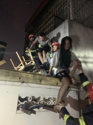 Hà Nội giải cứu 11 người mắc kẹt khỏi đám cháy bùng lên từ căn nhà 6 tầng ở quận Cầu Giấy
