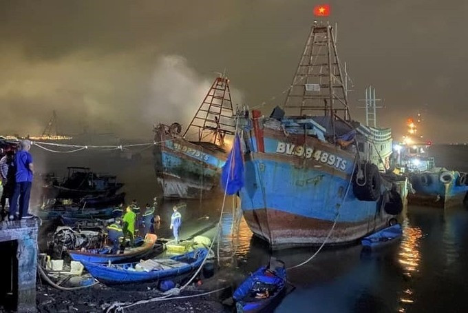 Vũng Tàu: Một tàu cá cháy lớn nghi do chập điện