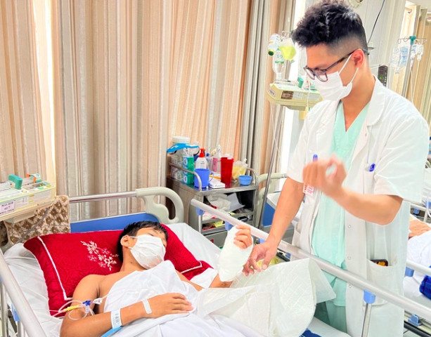 Hà Nội nối thành công gần như đứt lìa do tự làm thước kẻ bằng gỗ của bé trai 13 tuổi