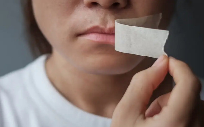 Chuyên gia cảnh bảo về hiểm họa khôn lường từ việc dán miệng khi ngủ
