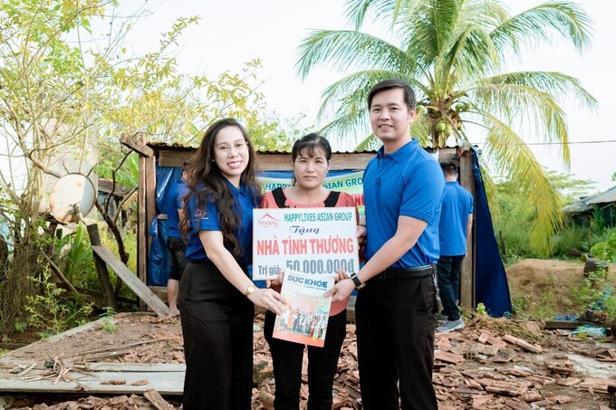Văn phòng đại diện Hội GDCSSKCĐ Việt Nam tại Tây Nguyên trao tặng quà cho gia đình có hoàn cảnh khó khăn ở tỉnh Đắk Lắk