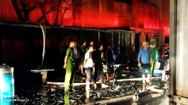 Hà Nội: Cháy lớn tại xưởng gỗ rộng 400m2 ở huyện Thạch Thất