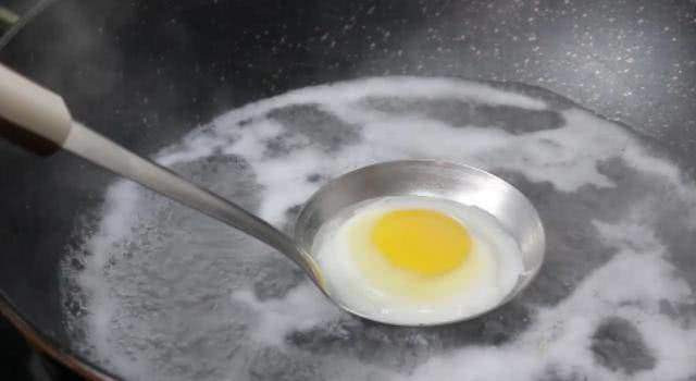 Có nên ăn trứng chần lòng đào?