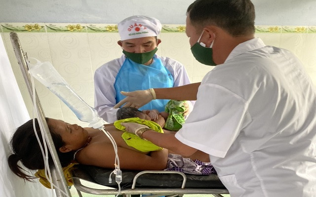 Quảng Trị: Hai nam cán bộ của Trạm quân dân y kết hợp Paing giúp 1 sản phụ vỡ ối sinh con thành công