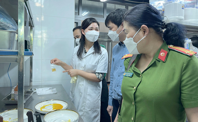 Hà Nội tăng cường kiểm tra, kiểm soát an toàn thực phẩm dịp cuối năm