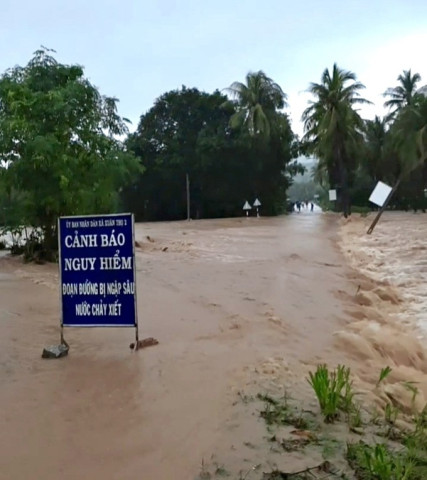 Phú Yên: Mưa lớn kéo dài gây sạt lở, sập vách tường nhà dân khiến 2 người bị thương