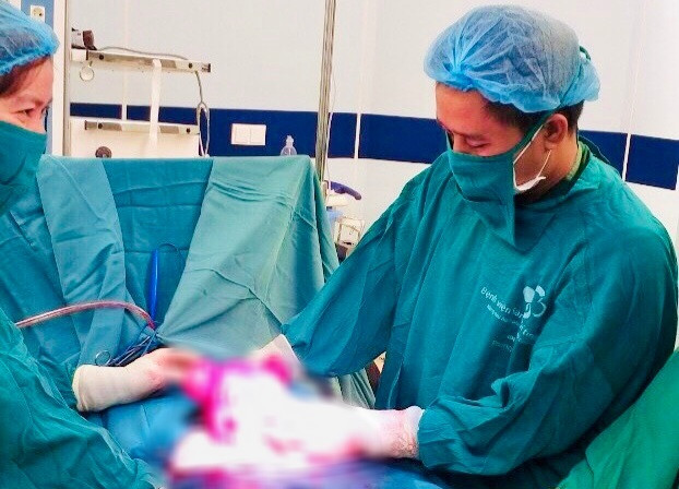 Phú Thọ phẫu thuật lấy thai, đồng thời loại bỏ tới 24 khối u xơ tử cung cho một sản phụ 27 tuổi