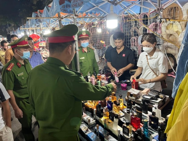 Hà Nội thu giữ 100 chai nước hoa giả mạo nhãn hiệu ở chợ đêm phố cổ