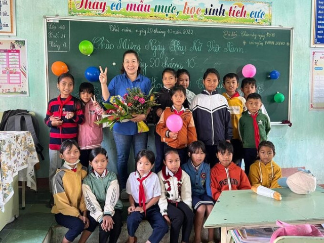 Cô giáo vùng cao bật khóc khi học sinh gọi hai tiếng: “Mẹ ơi!”