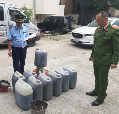 Lạng Sơn phát hiện xê ô tô vận chuyển 550 kg "mỡ bẩn" không rõ nguồn gốc xuất xứ