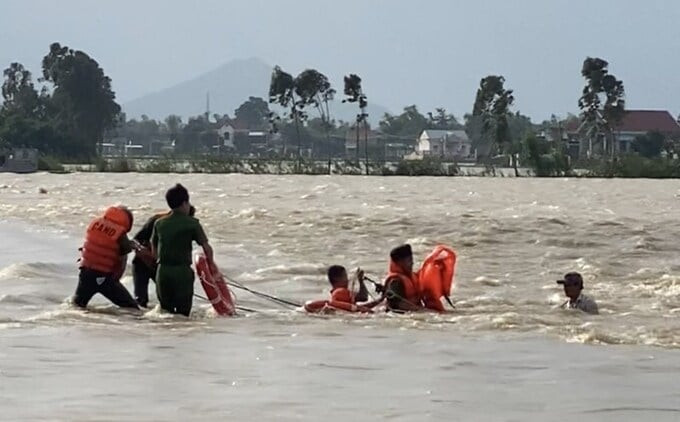 Bộ Công an chỉ đạo ứng phó với vùng áp thấp trên Biển Đông