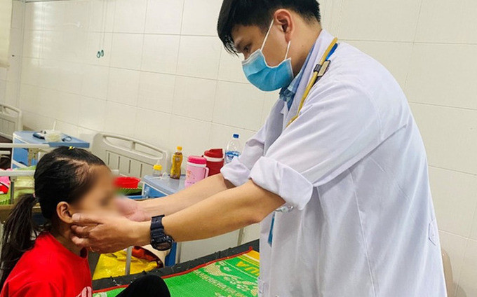 Quảng Ngãi tiếp nhận, điều trị cho 1 trường hợp mắc sốt xuất huyết Dengue nặng thể não