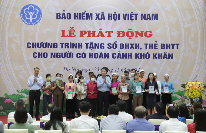 BHXH Việt Nam phát động "Chương trình tặng sổ BHXH, thẻ BHYT cho người có hoàn cảnh khó khăn"