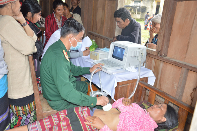 Quảng Nam thăm tặng quà, khám bệnh cấp thuốc cho nhân dân các bộ tộc Lào