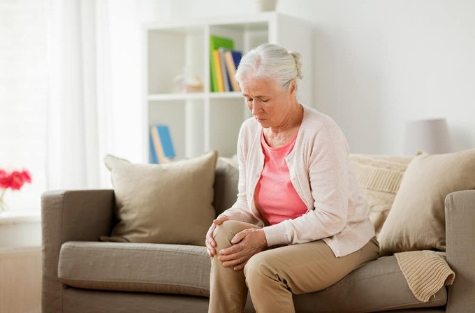 Những phương pháp cải thiện tình trạng đau đầu gối cho người cao tuổi vào mùa đông