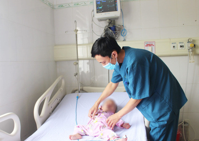 Quảng Ninh cấp cứu bé 19 tháng tuổi suy hô hấp nguy kịch do mảnh hạt lạc rơi vào phế quản