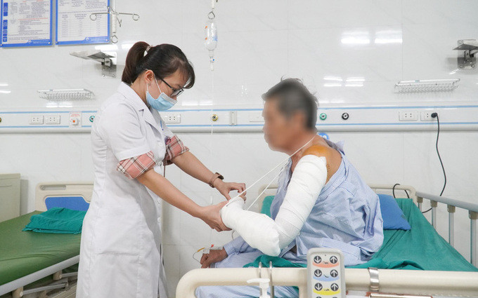 Phú Thọ cấp cứu cụ ông với vết thương chằng chịt do bị chó nhà tấn công