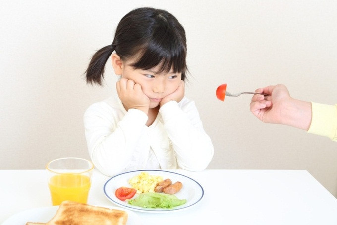 Chuyên gia cảnh báo ảnh hưởng tâm lý khi ép trẻ ăn