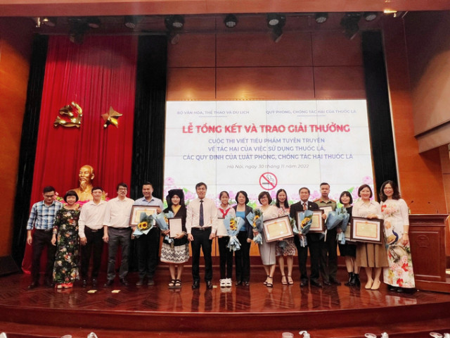 Trao giải Cuộc thi viết tiểu phẩm tuyên truyền về tác hại của việc sử dụng thuốc lá
