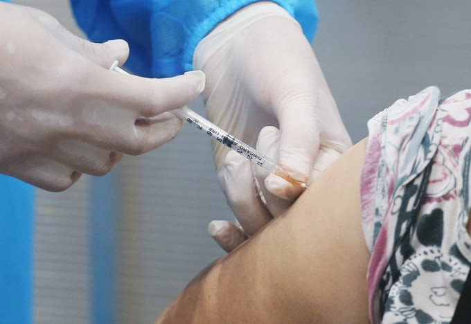 Pháp kêu gọi các nhóm có nguy cơ cao tiêm mũi vaccine ngừa COVID-19 tăng cường
