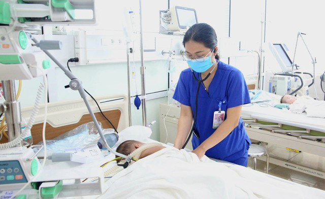 Bé trai 2 tuổi gặp biến chứng rất nặng sau nhiễm Adenovirus