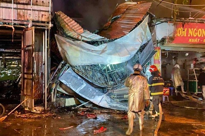 Hà Nội xảy ra cháy lớn tại dãy kiốt ở Hà Đông