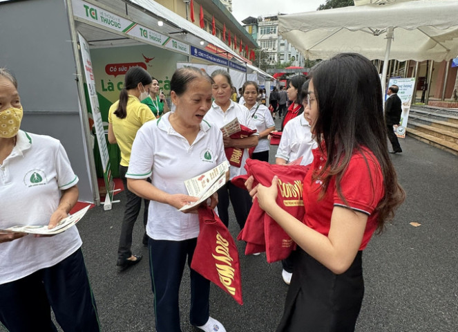 Dược Việt Đức trao tay hàng trăm phần quà tại Ngày hội sức khỏe cộng đồng năm 2022