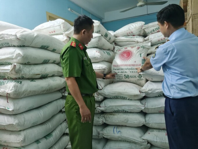 Phú Yên tạm giữ 17 tấn đường cát trắng nhập lậu